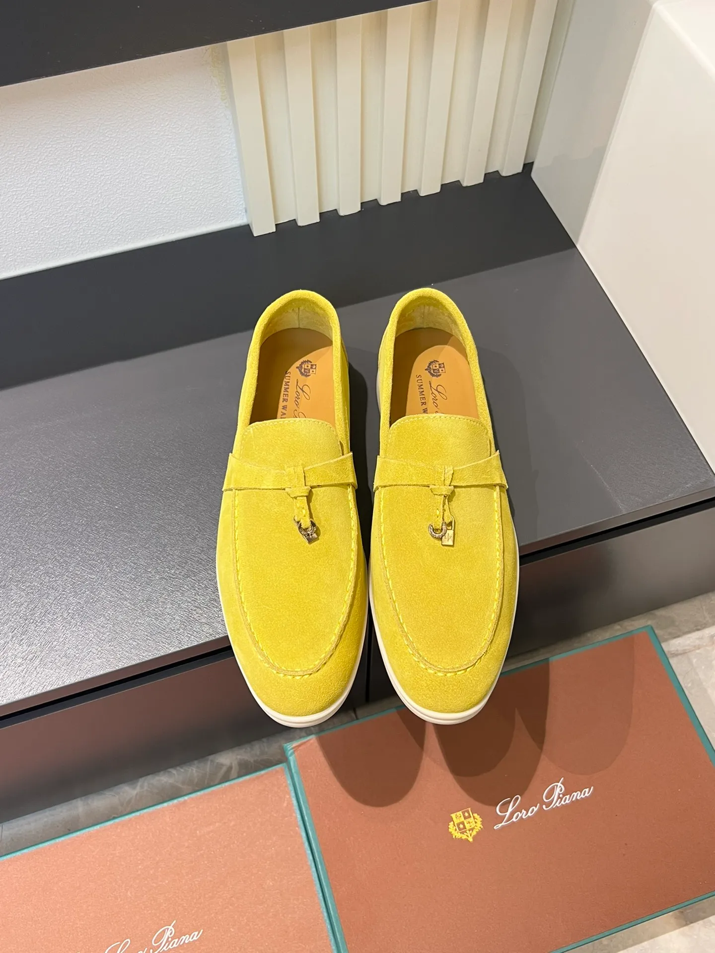 Men's shoes 💰p360 "Loro men's shoes 💰pian'*" Classic L men's shoes for couples 💰p Top version British flat loafers, a must-have item in old money style, the minimalist design is eye-catching and durable, a plus point for dressing The soft foot feel and texture are outstanding. They don’t scratch your feet and are very nice. They are matched with soft and waxy soles. They can be worn daily for a long time without getting tired. They are easy to wear, versatile and classic items, with perfect foot feel and texture! Imported cashmere fabric, the lining is made of imported A-grade water-dyed cow lining, the top version of the genuine leather midsole is sewn with pure handmade mark thread! Size: Female 35-40 (34. Customized) Male 38-44 (45.46. Customized)